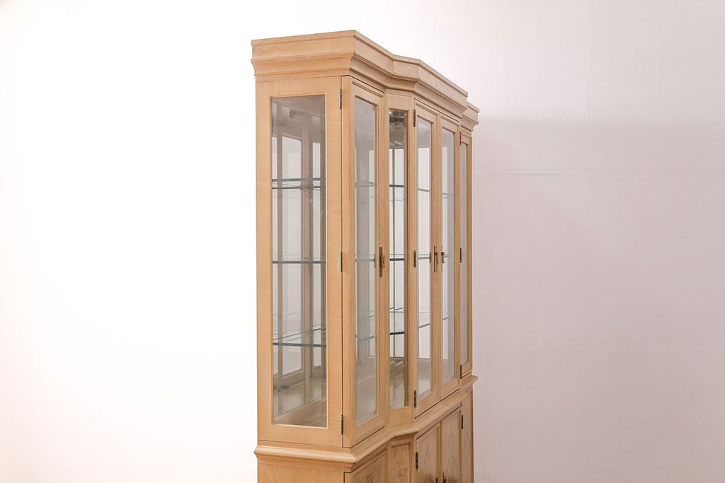 中古　アメリカ輸入品　DREXEL HERITAGE(ドレクセルヘリテイジ)　CORINTHIAN　照明付き!優しい色合いのキャビネット(飾り棚、コレクションケース、カップボード)(定価約140万円)(R-049036)