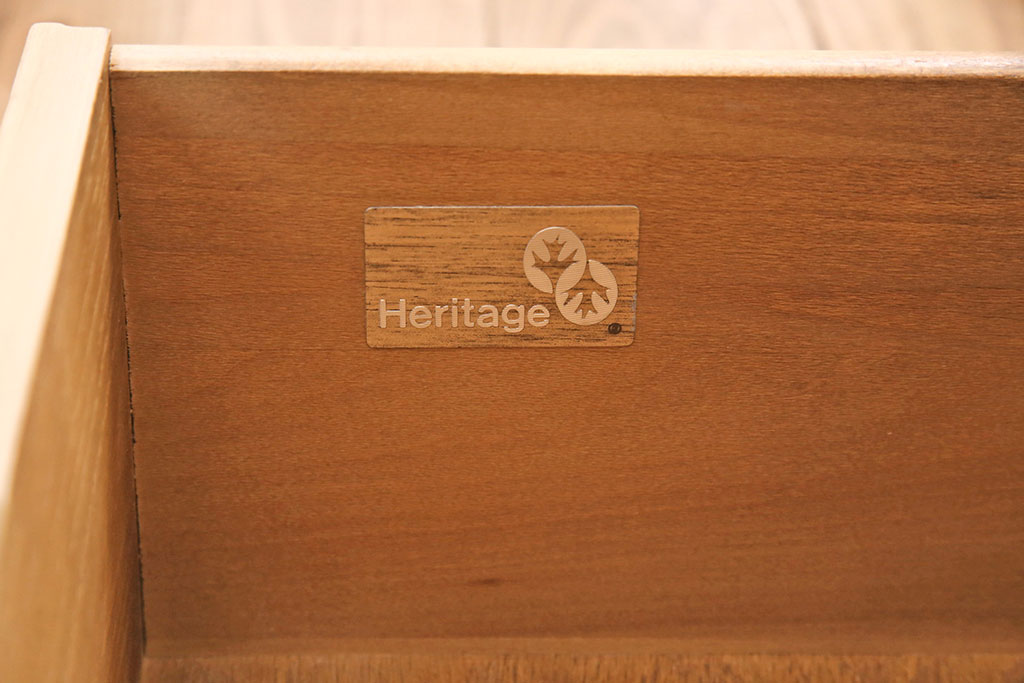 中古　アメリカ輸入品　DREXEL HERITAGE(ドレクセルヘリテイジ)　CORINTHIAN　照明付き!優しい色合いのキャビネット(飾り棚、コレクションケース、カップボード)(定価約140万円)(R-049036)