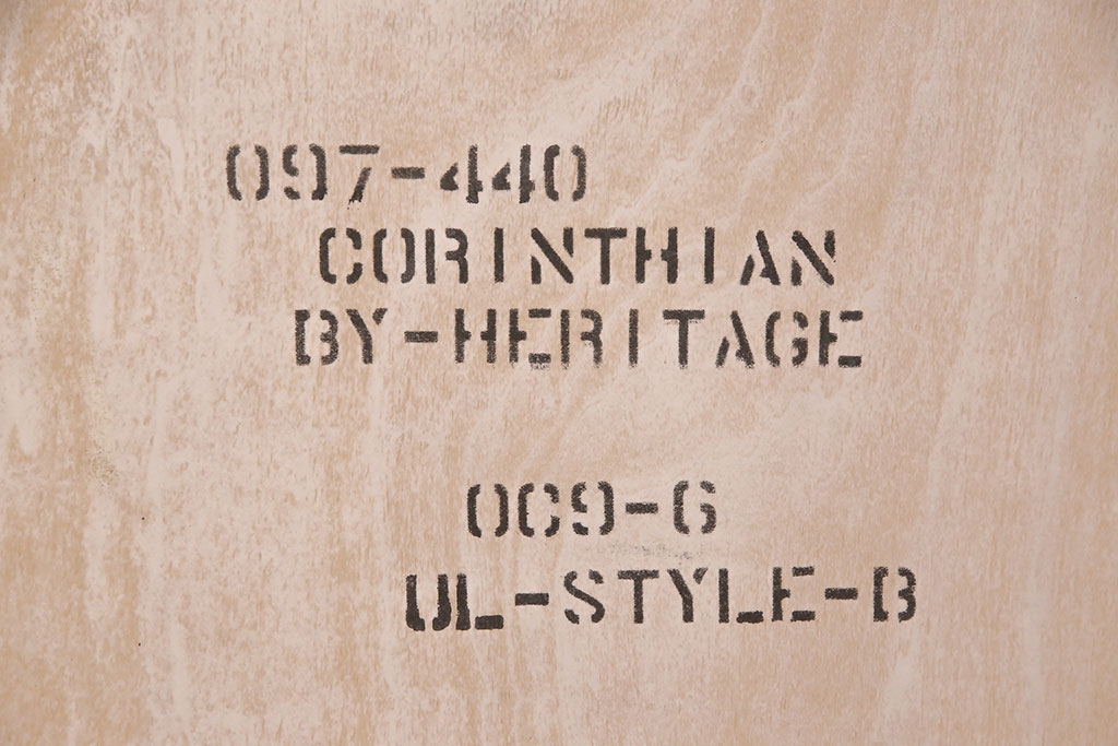 中古　アメリカ輸入品　DREXEL HERITAGE(ドレクセルヘリテイジ)　CORINTHIAN　照明付き!優しい色合いのキャビネット(飾り棚、コレクションケース、カップボード)(定価約140万円)(R-049036)