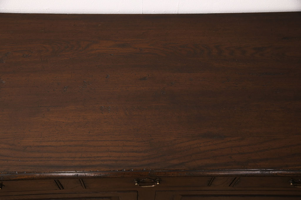 中古　高級　イギリス輸入家具　Royal antique collection(ロイヤル・アンティーク・コレクション)　オーク材　扉や引き出しの凝ったつくりが魅力!重厚感のあるアンティーク調サイドボード(サイドキャビネット、収納棚)(R-050579)