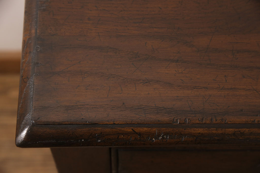 中古　高級　イギリス輸入家具　Royal antique collection(ロイヤル・アンティーク・コレクション)　オーク材　扉や引き出しの凝ったつくりが魅力!重厚感のあるアンティーク調サイドボード(サイドキャビネット、収納棚)(R-050579)