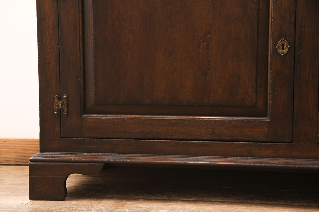 中古　高級　イギリス輸入家具　Royal antique collection(ロイヤル・アンティーク・コレクション)　オーク材　扉や引き出しの凝ったつくりが魅力!重厚感のあるアンティーク調サイドボード(サイドキャビネット、収納棚)(R-050579)