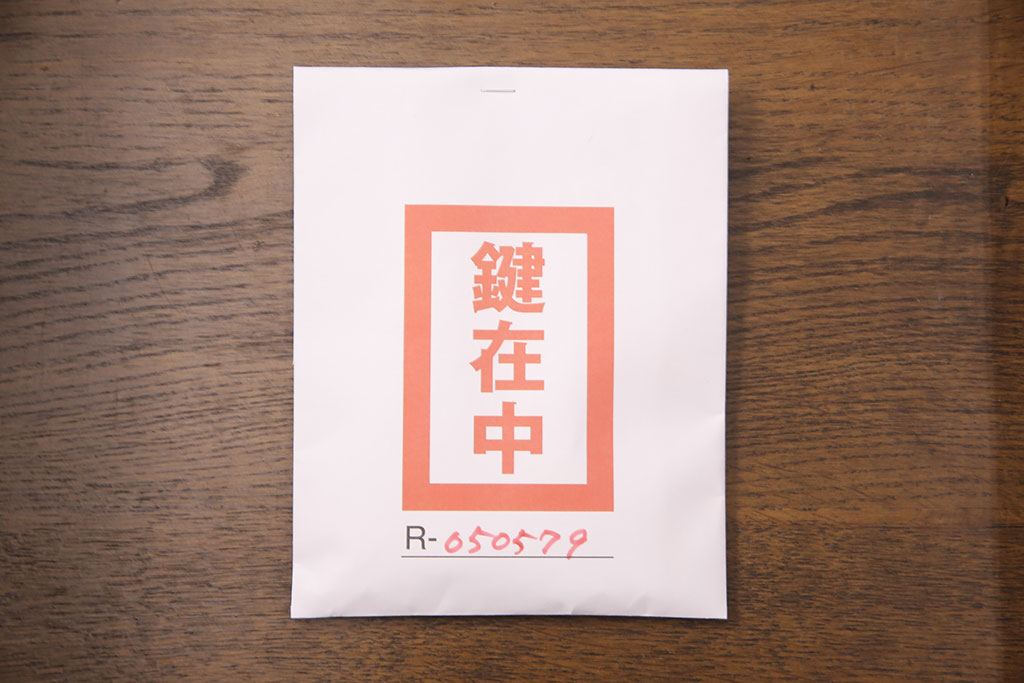 中古　高級　イギリス輸入家具　Royal antique collection(ロイヤル・アンティーク・コレクション)　オーク材　扉や引き出しの凝ったつくりが魅力!重厚感のあるアンティーク調サイドボード(サイドキャビネット、収納棚)(R-050579)