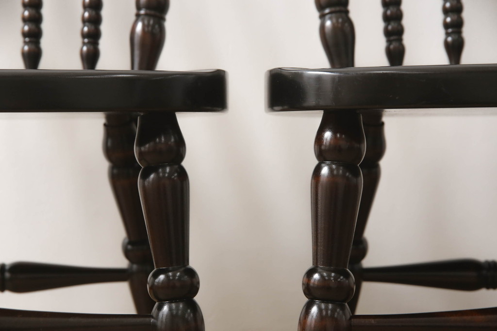 中古　北海道民芸家具　クラシカルな雰囲気を醸し出すダイニングチェア2脚セット(椅子、板座チェア)(R-059687)