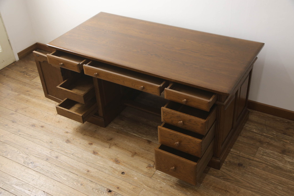 中古　美品　北海道旭川家具　山室家具製作所　高谷幸治 作　ナラ材　重厚感ある佇まいが目を引く両袖机(ワークデスク、オフィスデスク、在宅用、在宅ワーク)(R-063109)