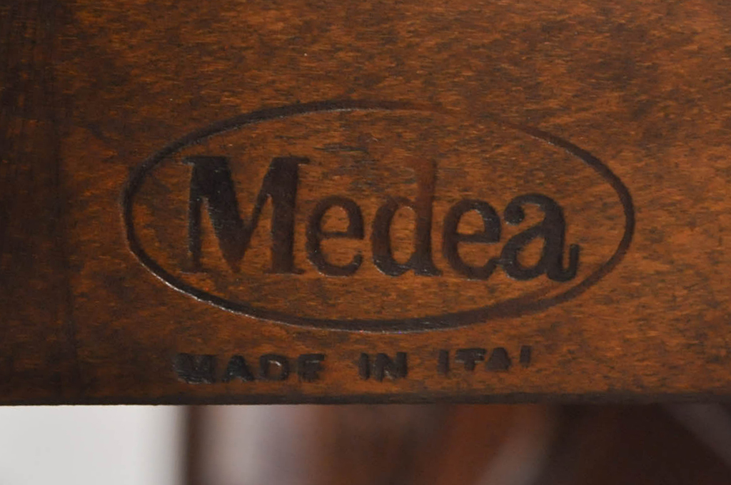 中古　美品　イタリア高級家具　メデア(Medea)　エレガントなデザインが美しい大振りなサイドボード(サイドキャビネット、リビングボード、収納棚、戸棚)(R-071176)