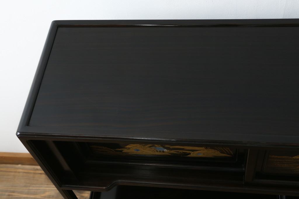 和製ビンテージ　美品　最高級　国産職人手作り　黒檀(コクタン)材　漆塗りの品のある佇まいが美しい蒔絵入り飾り棚(茶棚、戸棚、収納棚、違い棚、ヴィンテージ)(定価約150万円)(R-080689)