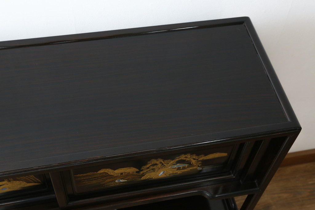 和製ビンテージ　美品　最高級　国産職人手作り　黒檀(コクタン)材　漆塗りの品のある佇まいが美しい蒔絵入り飾り棚(茶棚、戸棚、収納棚、違い棚、ヴィンテージ)(定価約150万円)(R-080689)