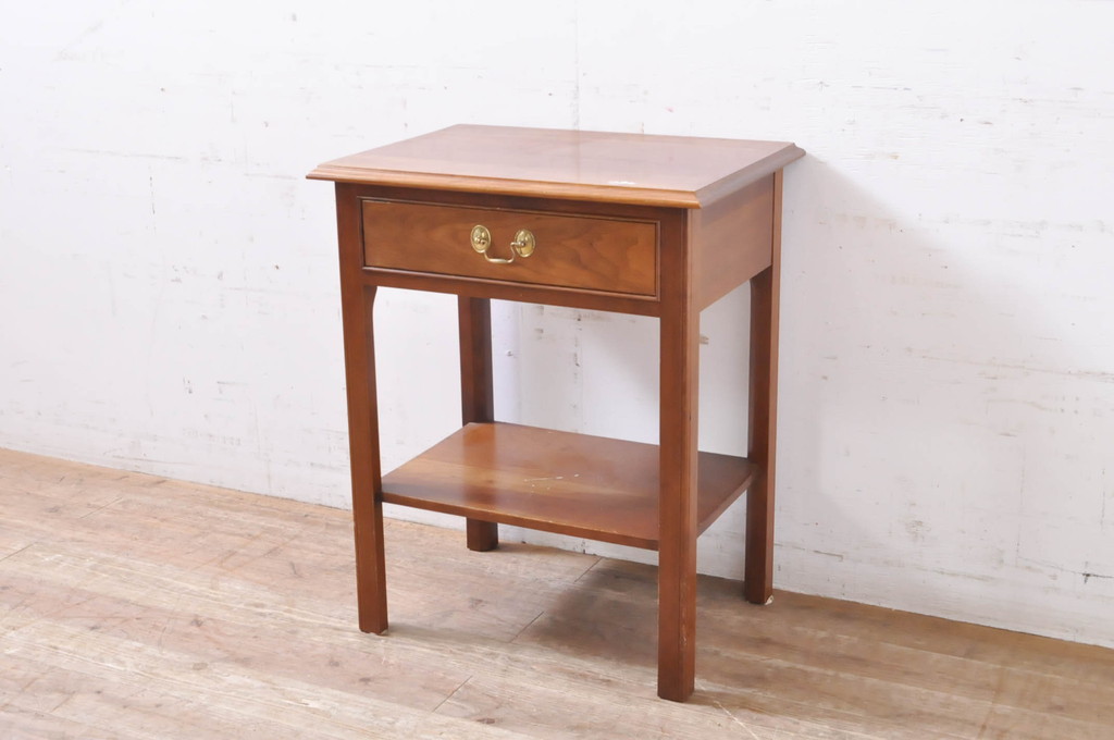 中古　Stickley(スティックレー、スティックレイ)　シンプルで上品な佇まいが魅力の引き出し付きサイドテーブル(ナイトテーブル、エンドテーブル、ローテーブル、花台、飾り台、ヴィンテージ)(R-067619)