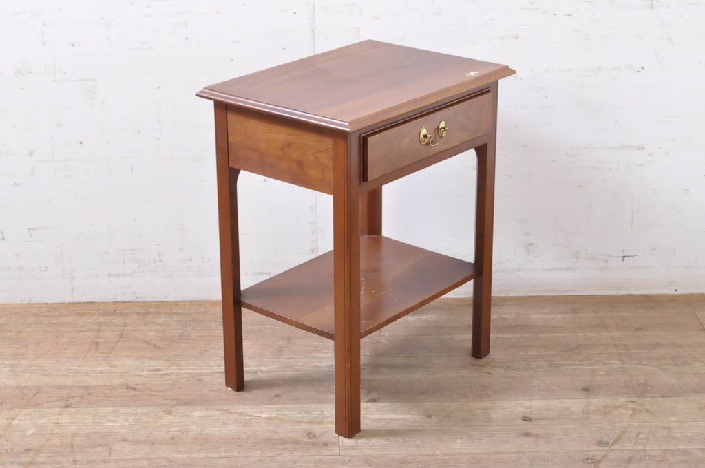 中古　Stickley(スティックレー、スティックレイ)　シンプルで上品な佇まいが魅力の引き出し付きサイドテーブル(ナイトテーブル、エンドテーブル、ローテーブル、花台、飾り台、ヴィンテージ)(R-067619)