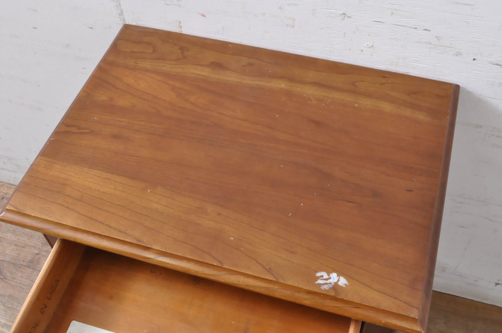 中古　Stickley(スティックレー、スティックレイ)　シンプルで上品な佇まいが魅力の引き出し付きサイドテーブル(ナイトテーブル、エンドテーブル、ローテーブル、花台、飾り台、ヴィンテージ)(R-067619)