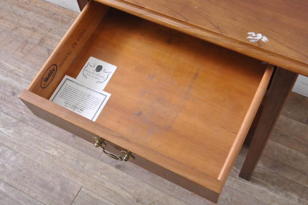 中古　Stickley(スティックレー、スティックレイ)　シンプルで上品な佇まいが魅力の引き出し付きサイドテーブル(ナイトテーブル、エンドテーブル、ローテーブル、花台、飾り台、ヴィンテージ)(R-067619)