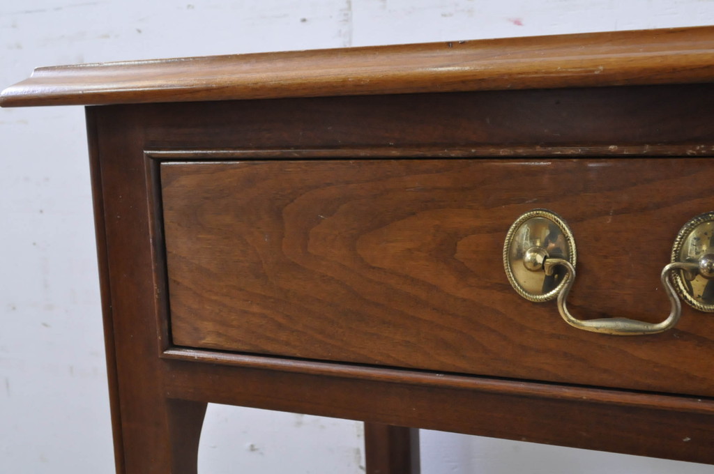 中古　Stickley(スティックレー、スティックレイ)　シンプルで上品な佇まいが魅力の引き出し付きサイドテーブル(ナイトテーブル、エンドテーブル、ローテーブル、花台、飾り台、ヴィンテージ)(R-067619)