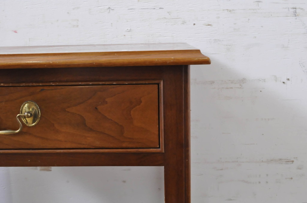 中古　Stickley(スティックレー、スティックレイ)　シンプルで上品な佇まいが魅力の引き出し付きサイドテーブル(ナイトテーブル、エンドテーブル、ローテーブル、花台、飾り台、ヴィンテージ)(R-067619)