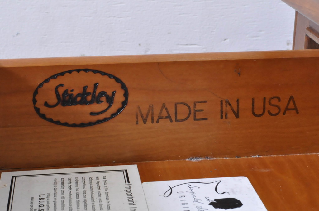 中古　Stickley(スティックレー、スティックレイ)　シンプルで上品な佇まいが魅力の引き出し付きサイドテーブル(ナイトテーブル、エンドテーブル、ローテーブル、花台、飾り台、ヴィンテージ)(R-067619)