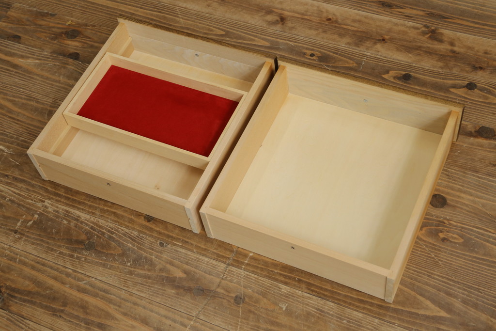 中古　美品　静岡の家具メーカー・パリの雑貨屋　職人手作り　レース加工が可愛らしい幅狭カップボード(食器棚、戸棚、収納棚、飾り棚、キャビネット)(定価約23万円)(R-080791)