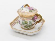 デンマーク　ROYAL COPENHAGEN(ロイヤルコペンハーゲン)　フローラダニカ　優雅で気品に満ちた蓋付きカップ&ソーサー(金彩、花、カスタードポット、マスタード、蓋物、洋食器、C&S、北欧)(R-082752)