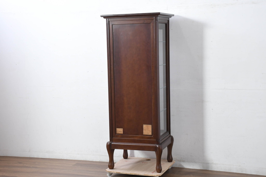 中古　美品!!　国会議事堂納品の高級家具メーカー　徳田家具　上品な彫りの意匠が魅力的な縦型キュリオケース(ガラスケース、ショーケース、飾り棚、ディスプレイ棚、キャビネット、店舗什器)(R-082136)