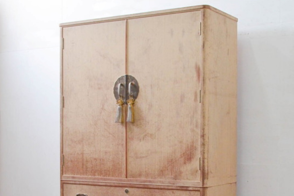 中古　伝統工芸品　金具に上品な花の図柄をあしらった加茂総桐箪笥・上段(胴丸、総桐たんす、着物箪笥、衣装箪笥、和タンス、引き出し)(R-082941)