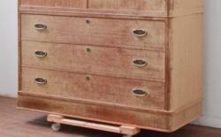 中古　伝統工芸品　金具に上品な花の図柄をあしらった加茂総桐箪笥・下段(胴丸、総桐たんす、収納箪笥、衣装箪笥、和タンス、引き出し、チェスト、テレビ台、テレビボード)(R-082942)