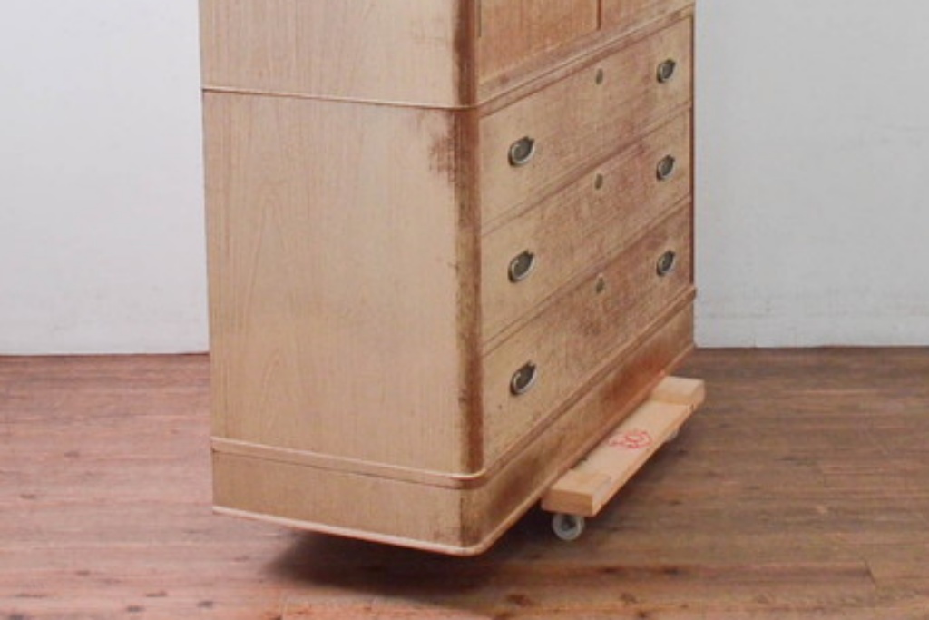 中古　伝統工芸品　金具に上品な花の図柄をあしらった加茂総桐箪笥・下段(胴丸、総桐たんす、収納箪笥、衣装箪笥、和タンス、引き出し、チェスト、テレビ台、テレビボード)(R-082942)