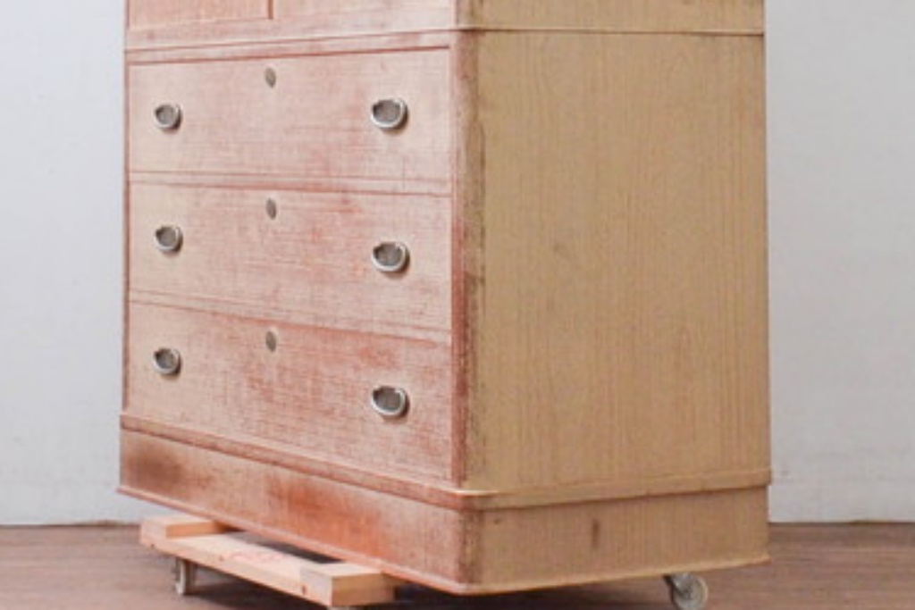 中古　伝統工芸品　金具に上品な花の図柄をあしらった加茂総桐箪笥・下段(胴丸、総桐たんす、収納箪笥、衣装箪笥、和タンス、引き出し、チェスト、テレビ台、テレビボード)(R-082942)