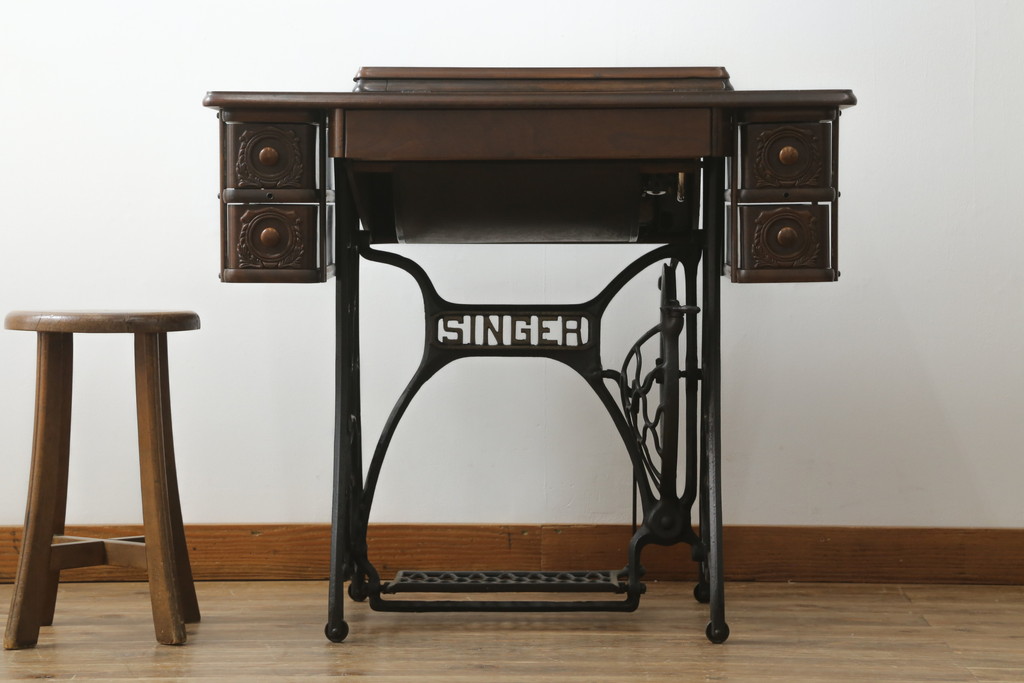 ジャンク品　イギリスアンティーク　SINGER(シンガー)社　置くだけで絵になる素敵な足踏みミシン(シンガーミシン、ミシンテーブル、ミシン台、工業用ミシン、サイドテーブル、ディスプレイ、英国)(R-065801)