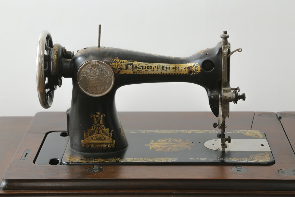 ジャンク品　イギリスアンティーク　SINGER(シンガー)社　置くだけで絵になる素敵な足踏みミシン(シンガーミシン、ミシンテーブル、ミシン台、工業用ミシン、サイドテーブル、ディスプレイ、英国)(R-065801)