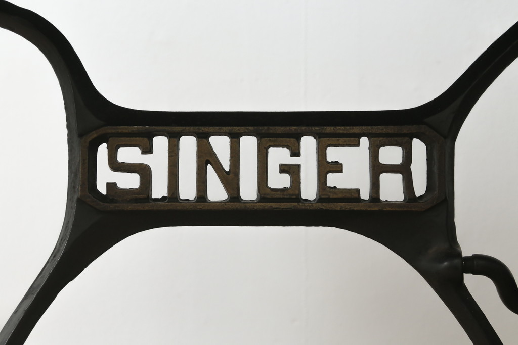 ジャンク品　イギリスアンティーク　SINGER(シンガー)社　置くだけで絵になる素敵な足踏みミシン(シンガーミシン、ミシンテーブル、ミシン台、工業用ミシン、サイドテーブル、ディスプレイ、英国)(R-065801)