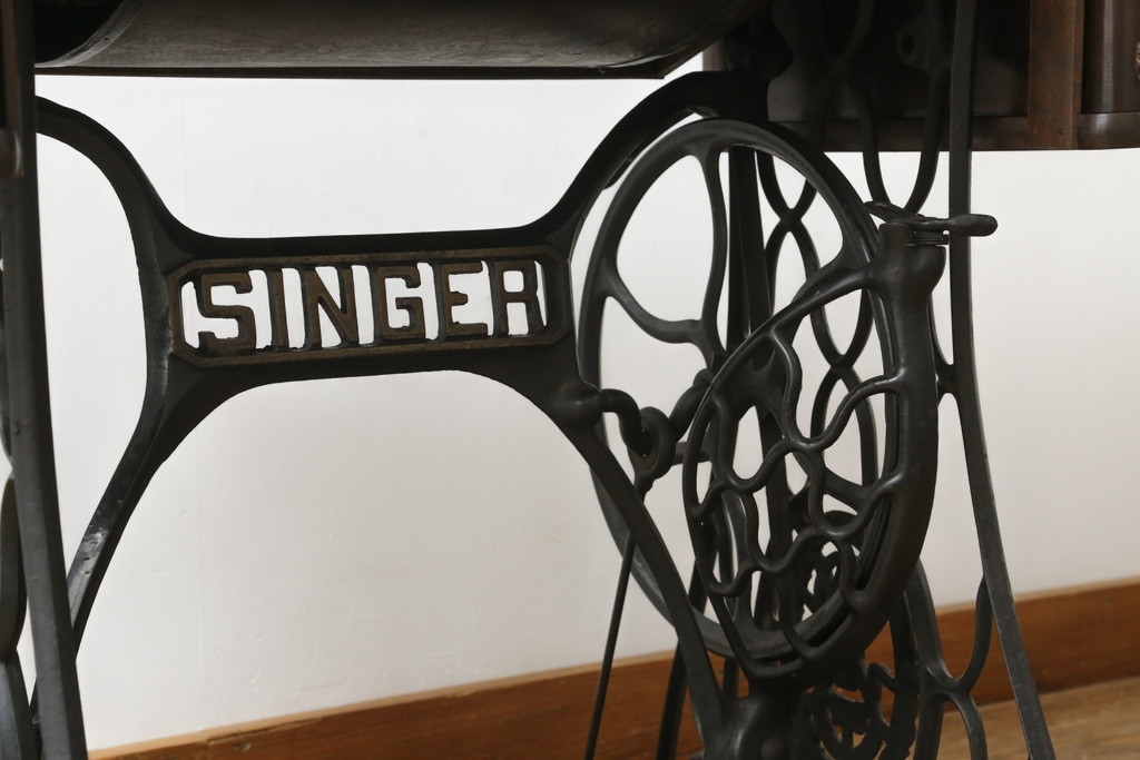 ジャンク品　イギリスアンティーク　SINGER(シンガー)社　置くだけで絵になる素敵な足踏みミシン(シンガーミシン、ミシンテーブル、ミシン台、工業用ミシン、サイドテーブル、ディスプレイ、英国)(R-065801)