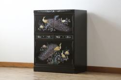中古　美品　韓国民芸家具　孔雀　鳳凰　花鳥蝶図　豪華絢爛の螺鈿(ラデン)細工が見事なキャビネット(収納棚、戸棚、サイドキャビネット)(定価約65万円)(R-081236)