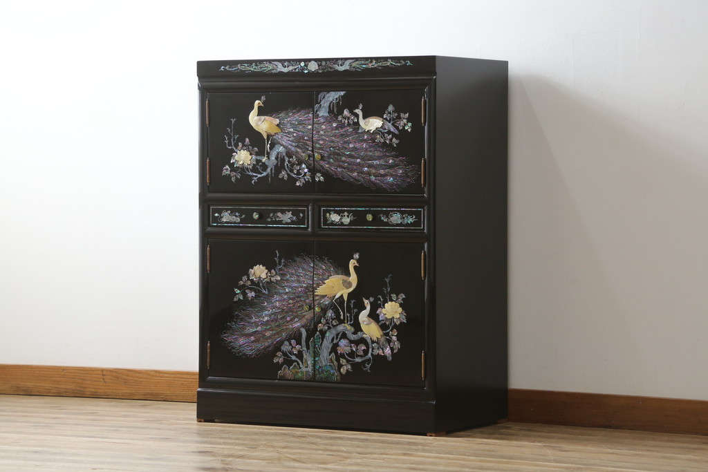 中古　美品　韓国民芸家具　孔雀　鳳凰　花鳥蝶図　豪華絢爛の螺鈿(ラデン)細工が見事なキャビネット(収納棚、戸棚、サイドキャビネット)(定価約65万円)(R-081236)