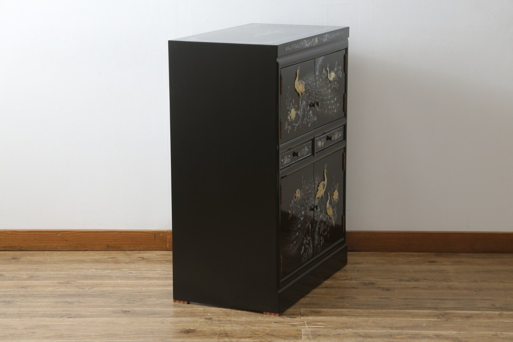 中古　美品　韓国民芸家具　孔雀　鳳凰　花鳥蝶図　豪華絢爛の螺鈿(ラデン)細工が見事なキャビネット(収納棚、戸棚、サイドキャビネット)(定価約65万円)(R-081236)