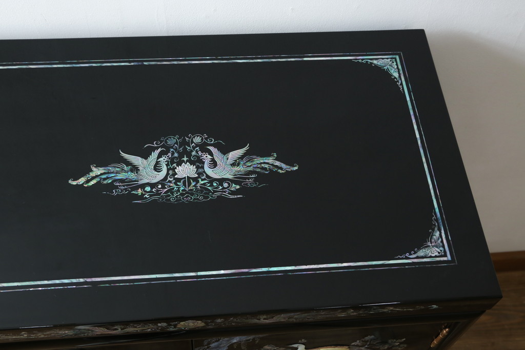 中古　美品　韓国民芸家具　孔雀　鳳凰　花鳥蝶図　豪華絢爛の螺鈿(ラデン)細工が見事なキャビネット(収納棚、戸棚、サイドキャビネット)(定価約65万円)(R-081236)