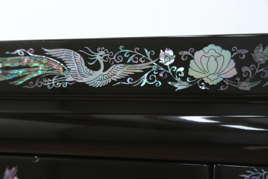 中古　美品　韓国民芸家具　孔雀　鳳凰　花鳥蝶図　豪華絢爛の螺鈿(ラデン)細工が見事なキャビネット(収納棚、戸棚、サイドキャビネット)(定価約65万円)(R-081236)