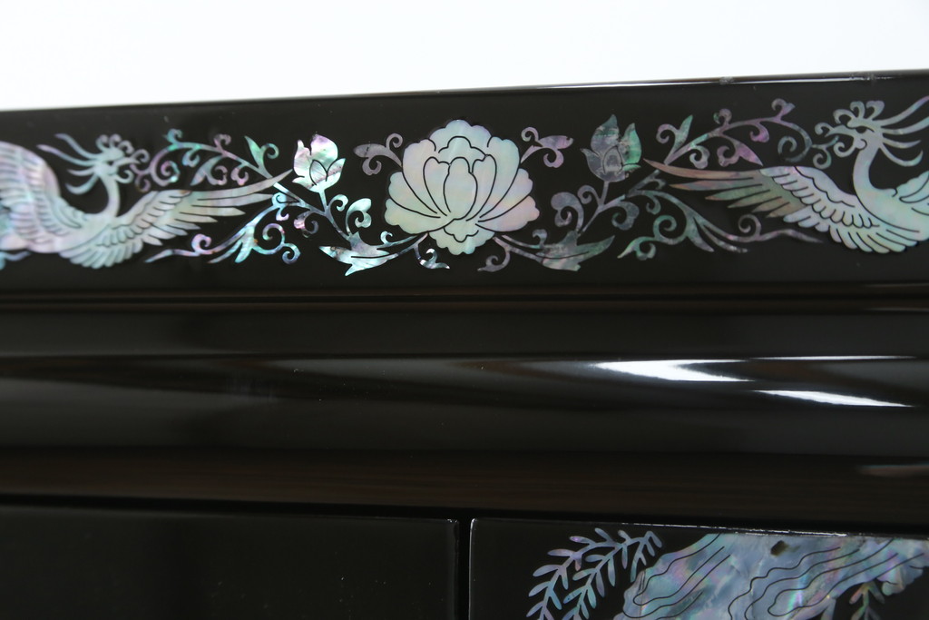 中古　美品　韓国民芸家具　孔雀　鳳凰　花鳥蝶図　豪華絢爛の螺鈿(ラデン)細工が見事なキャビネット(収納棚、戸棚、サイドキャビネット)(定価約65万円)(R-081236)