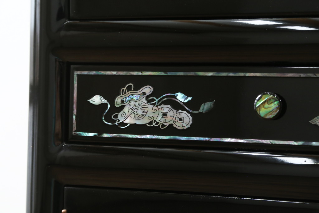 中古　美品　韓国民芸家具　孔雀　鳳凰　花鳥蝶図　豪華絢爛の螺鈿(ラデン)細工が見事なキャビネット(収納棚、戸棚、サイドキャビネット)(定価約65万円)(R-081236)