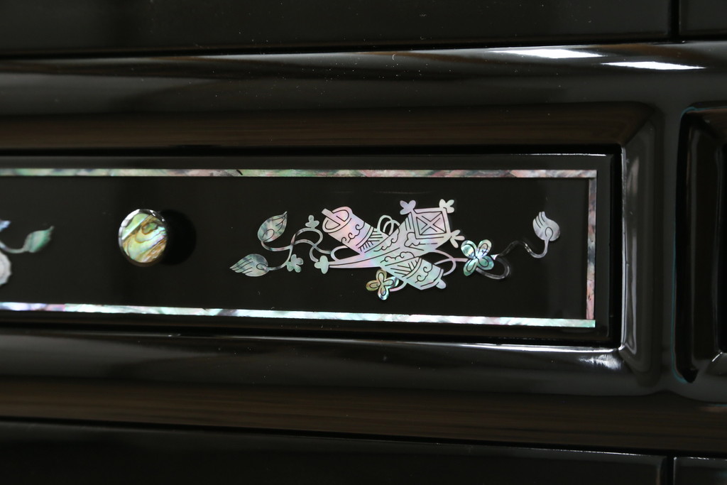 中古　美品　韓国民芸家具　孔雀　鳳凰　花鳥蝶図　豪華絢爛の螺鈿(ラデン)細工が見事なキャビネット(収納棚、戸棚、サイドキャビネット)(定価約65万円)(R-081236)