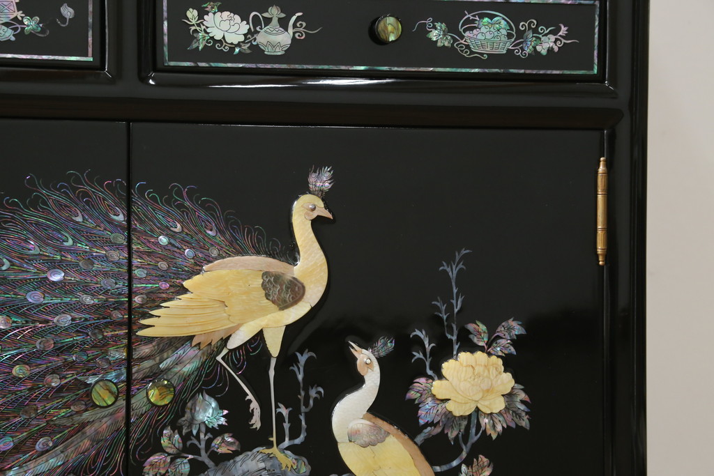 中古　美品　韓国民芸家具　孔雀　鳳凰　花鳥蝶図　豪華絢爛の螺鈿(ラデン)細工が見事なキャビネット(収納棚、戸棚、サイドキャビネット)(定価約65万円)(R-081236)