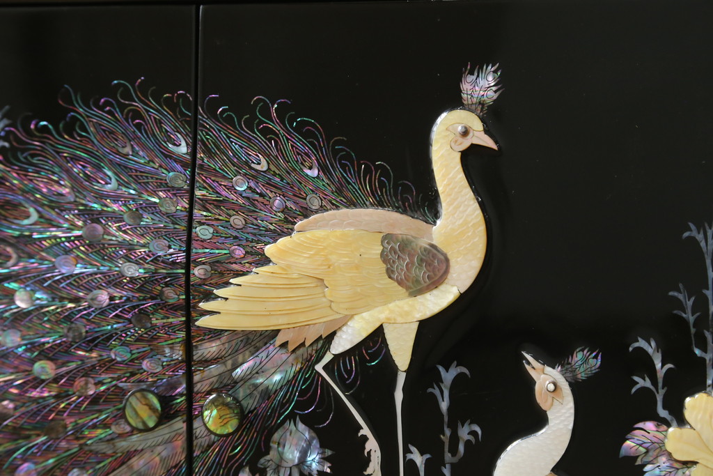 中古　美品　韓国民芸家具　孔雀　鳳凰　花鳥蝶図　豪華絢爛の螺鈿(ラデン)細工が見事なキャビネット(収納棚、戸棚、サイドキャビネット)(定価約65万円)(R-081236)
