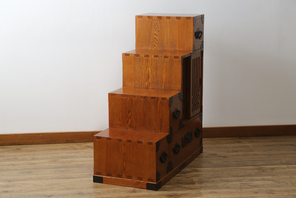 中古　美品　ニレ材　両面使いで場所を選ばずにお部屋づくりを楽しめる小振りな階段箪笥(和たんす、収納タンス、戸棚、引き出し)(R-079267)