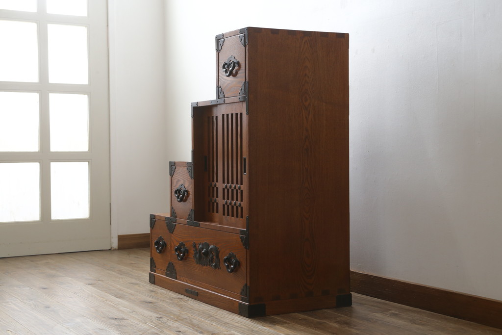 中古　美品　ニレ材　両面使いで場所を選ばずにお部屋づくりを楽しめる小振りな階段箪笥(和たんす、収納タンス、戸棚、引き出し)(R-079267)