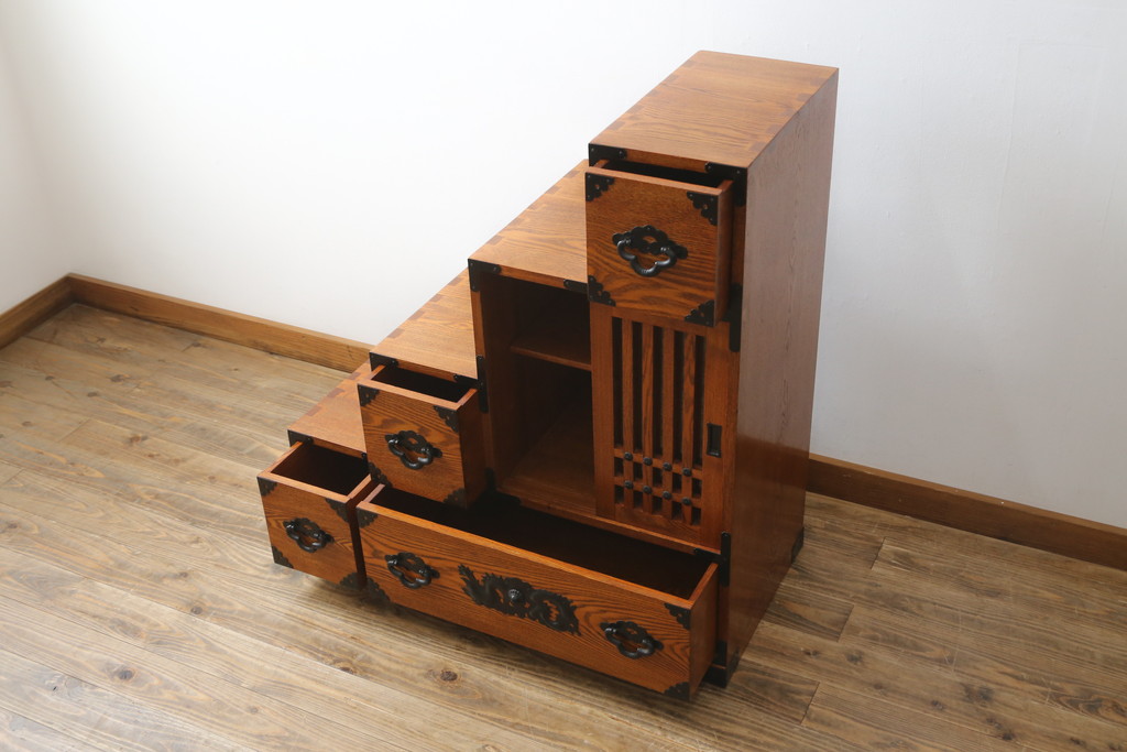 中古　美品　ニレ材　両面使いで場所を選ばずにお部屋づくりを楽しめる小振りな階段箪笥(和たんす、収納タンス、戸棚、引き出し)(R-079267)
