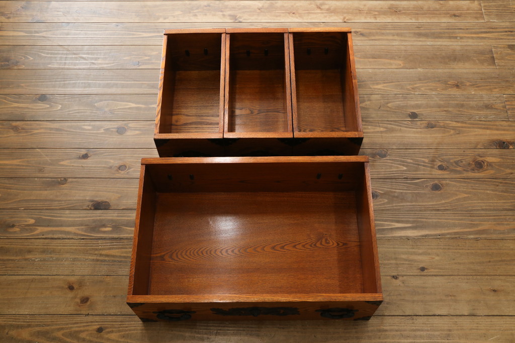 中古　美品　ニレ材　両面使いで場所を選ばずにお部屋づくりを楽しめる小振りな階段箪笥(和たんす、収納タンス、戸棚、引き出し)(R-079267)