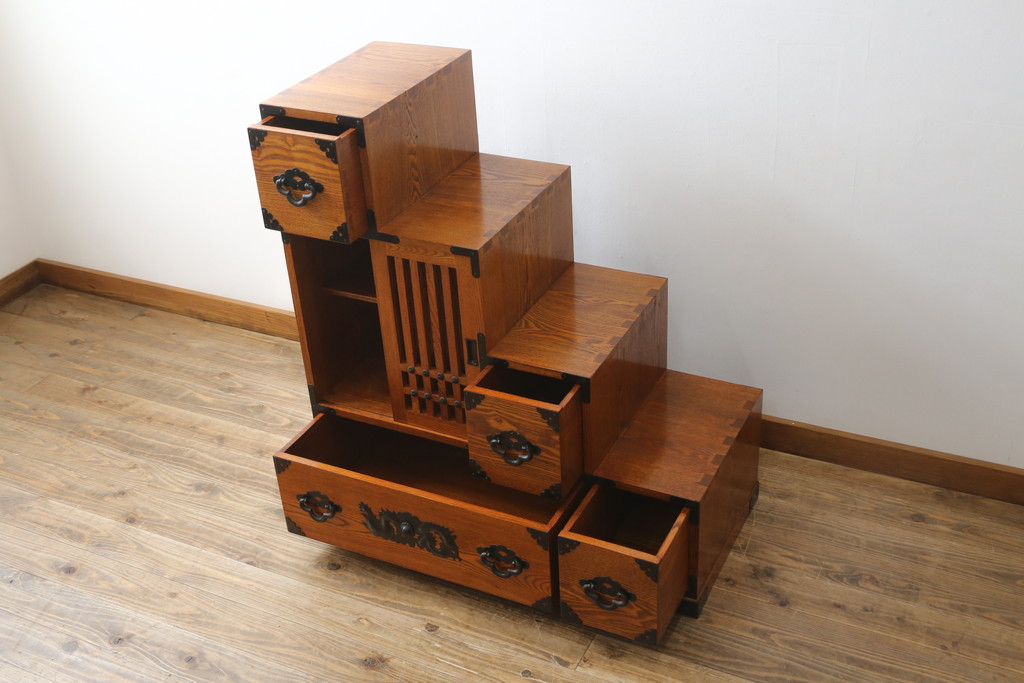 中古　美品　ニレ材　両面使いで場所を選ばずにお部屋づくりを楽しめる小振りな階段箪笥(和たんす、収納タンス、戸棚、引き出し)(R-079267)