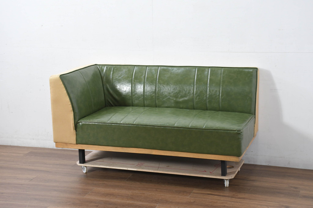 中古　美品　UP TOWN FURNITURE(アップタウン・ファニチャー)　PULLEY(プーリー)　合皮　レトロな色使いがおしゃれな2人掛けカウチソファ(二人掛け、2Pソファ、コーナーソファ)(R-081930)