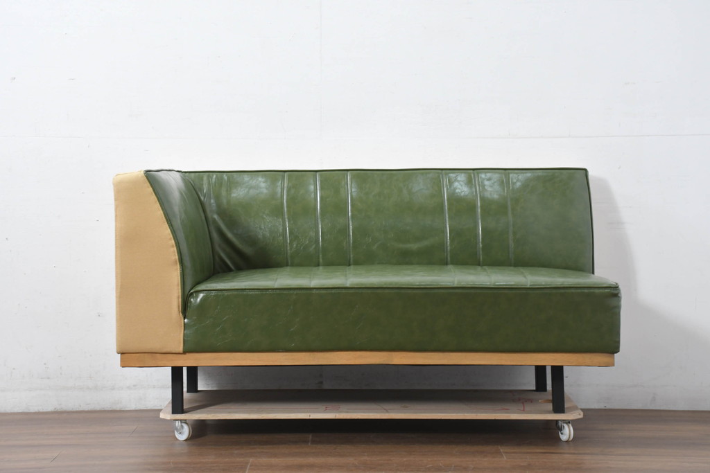 中古　美品　UP TOWN FURNITURE(アップタウン・ファニチャー)　PULLEY(プーリー)　合皮　レトロな色使いがおしゃれな2人掛けカウチソファ(二人掛け、2Pソファ、コーナーソファ)(R-081930)