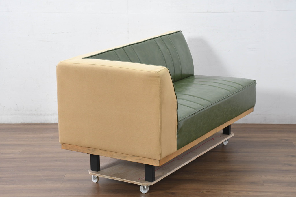 中古　美品　UP TOWN FURNITURE(アップタウン・ファニチャー)　PULLEY(プーリー)　合皮　レトロな色使いがおしゃれな2人掛けカウチソファ(二人掛け、2Pソファ、コーナーソファ)(R-081930)
