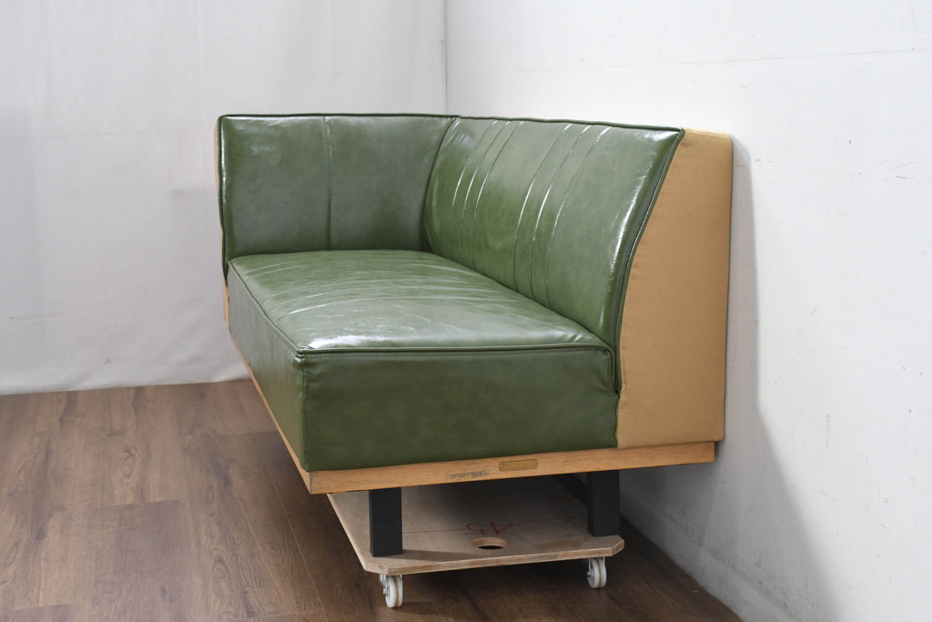 中古　美品　UP TOWN FURNITURE(アップタウン・ファニチャー)　PULLEY(プーリー)　合皮　レトロな色使いがおしゃれな2人掛けカウチソファ(二人掛け、2Pソファ、コーナーソファ)(R-081930)