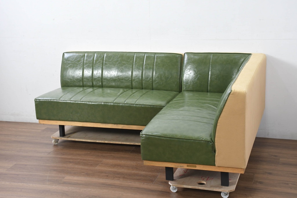 中古　美品　UP TOWN FURNITURE(アップタウン・ファニチャー)　PULLEY(プーリー)　合皮　レトロな色使いがおしゃれな2人掛けカウチソファ(二人掛け、2Pソファ、コーナーソファ)(R-081930)